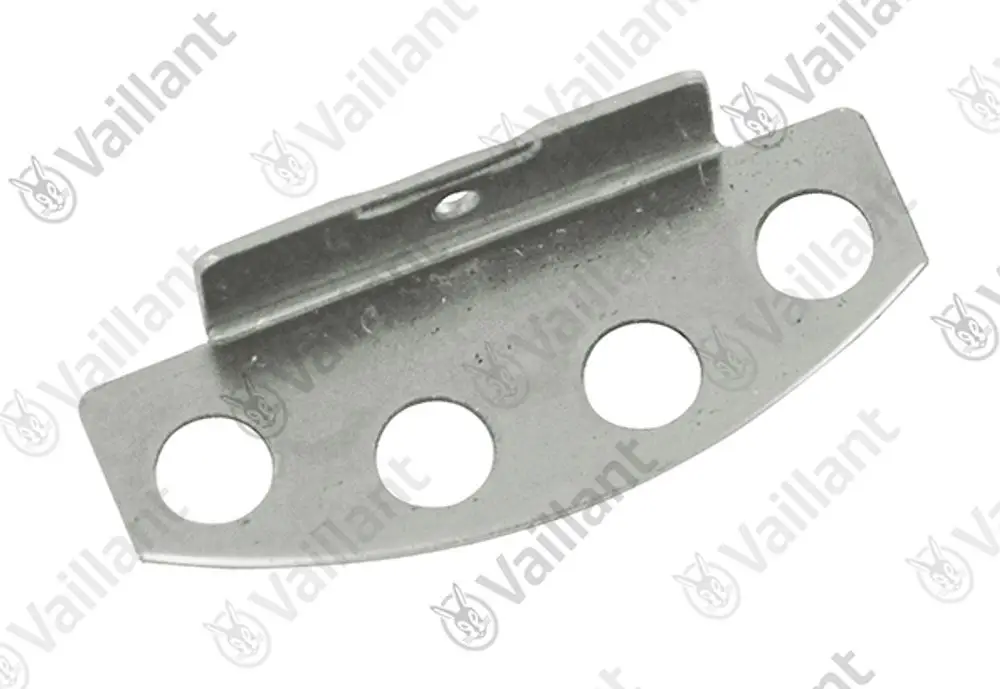 Vaillant Halter aus Metall mit vier runden Löchern, einem mittigen Anschluss und einer oberen Befestigungsnase, geeignet für industrielle Anwendungen.